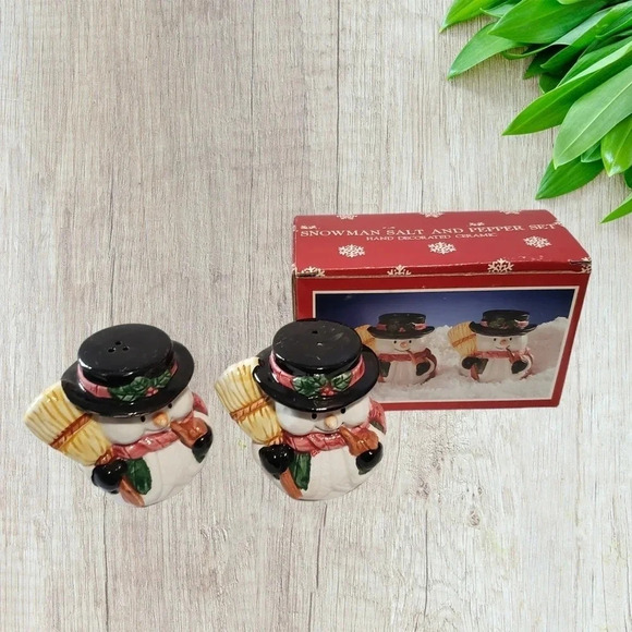 Vintage Christmas Holiday 3 1/2" Snowman with Broom Salt & Pepper Shakers - Picture 5 of 7